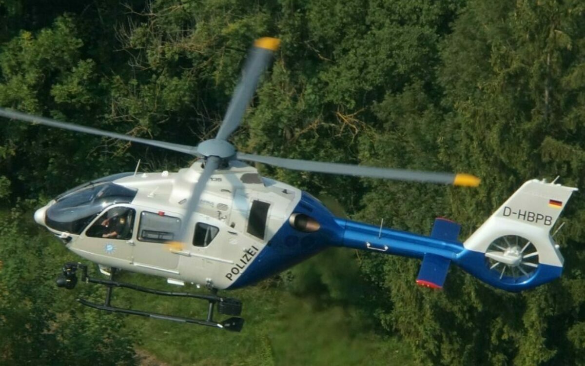 Polizei Hubschrauber über Wald Polizei Hubschrauber über Wald